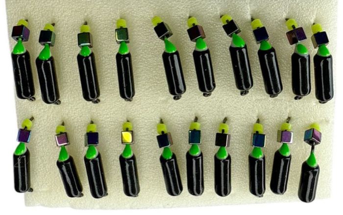 Мормишка Вольфрамова Володимирська Гвоздик - З кубиком хамелеон - 4 мм - 0.9 г - Чорний із зеленою точкою - Арт.593