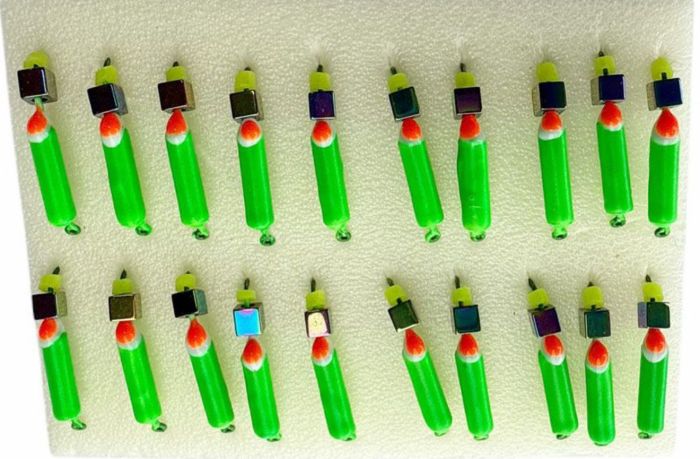 Мормишка Вольфрамова Володимирська Гвоздик - З кубиком хамелеон - 3 мм - 0.5 г - Зелений з біло-червоною точкою - Арт.612