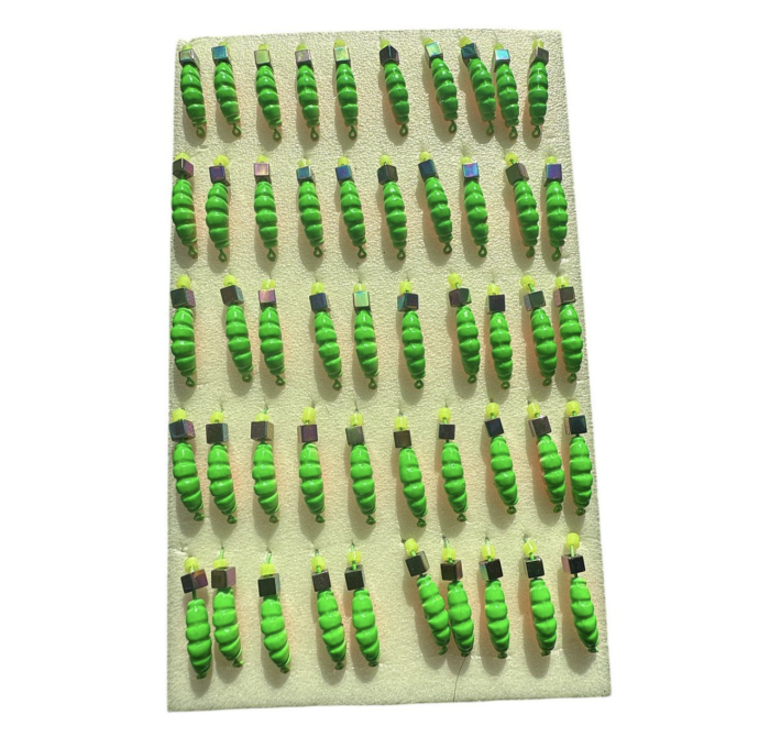 Мормишка Вольфрамова "Латишка" Личинка опариша - З кубиком хамелеон - Ø2,7 мм - 0,6 г - Зелено-червоний - Латвія